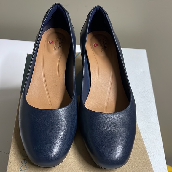 Navy leather Clarks pumps 7.5 - Picture 4 of 5